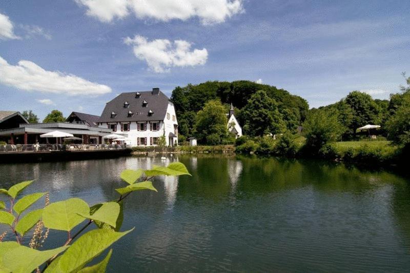 Malteser Komturei Hotel / Restaurant Bergisch Gladbach Esterno foto